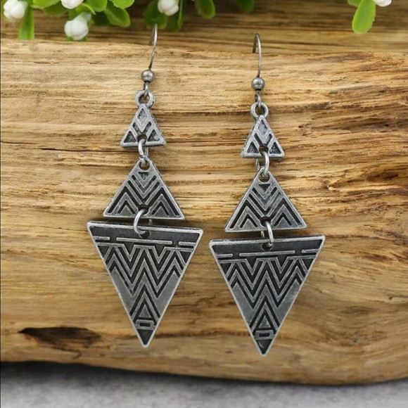 Jewelry - ‼️$4 Sale‼️🌻 Gray Triangle Drop Earrings